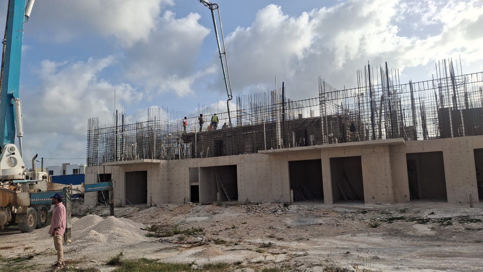 Vaciado de losa estructural — Bombeo y colado de hormigón en sitio en Zona Este, República Dominicana. Servicio: Control de calidad del hormigón en obra.
